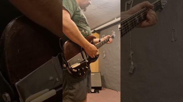 Gibson SG Angus Young signature vs Gibson SG 1967 with Marshall and Solodallas(2) смотреть онлайн