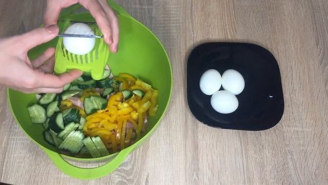 Вкусный салат с ветчиной и овощами