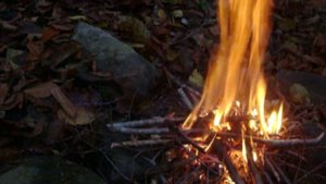 розжигаю костер огнивом