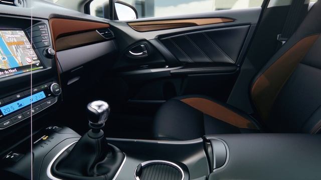 Toyota Avensis - Interior смотреть онлайн