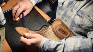 Эксклюзивные изделия из кожи. 7ч. Портмоне мужской. Тиснение под кожу крокодила.