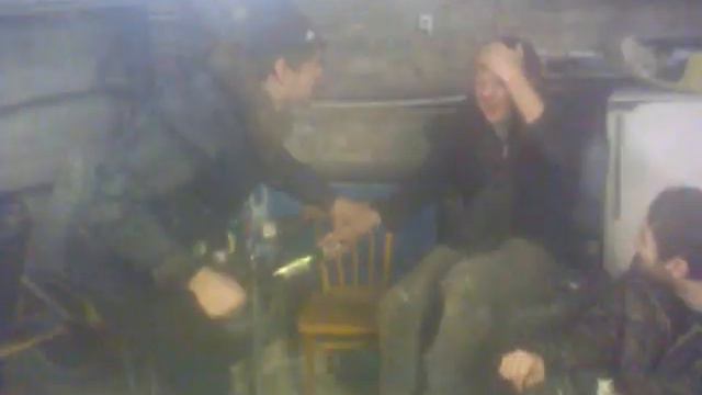 бьет бутылку об голову смотреть онлайн