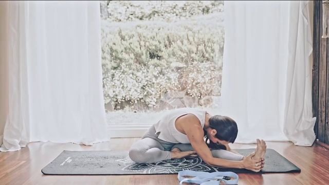 30 min yoga flow no standing - ease tight hips and lower back
