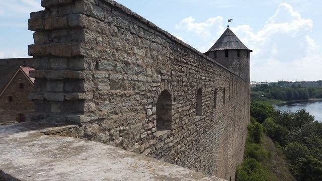 Ивангородская крепость погуляли по стене