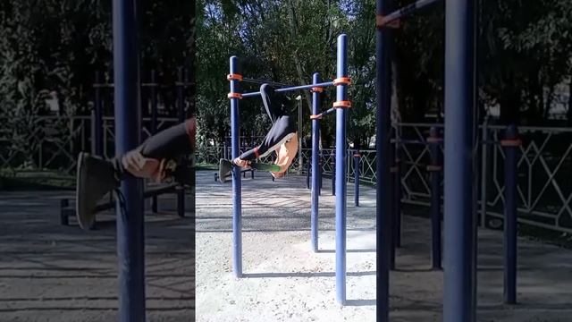 Как сделать #растяжку для ног и тренировать #пресс на турнике? (c) dzen.ru/m40r смотреть онлайн