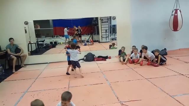 Детские спарринги. 4-6 лет. Тайский бокс. Тренер: Ратманский С.И. СК "Black Horse", Екатеринбург смотреть онлайн