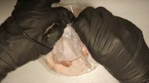 Мариную куриные бедра в кефире сразу в рукаве для запекания