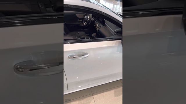 How does keyless go function work in a Mercedes