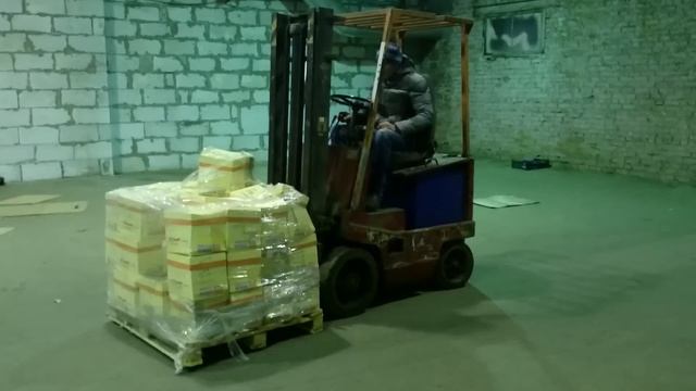 электропогрузчик в работе