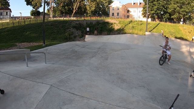 ПРЫЖОК С ПАРАШЮТОМ / СТИЛЬ НА САМОКАТЕ смотреть онлайн