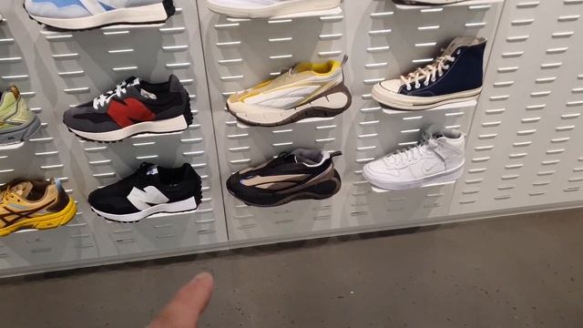 Лёгкий триллер в магазине SOLEBOX в Берлине // Ассортимент и цены на кроссовки смотреть онлайн