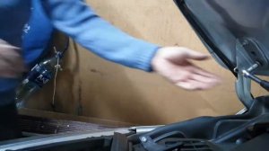 Ford Kuga-2 установка упоров капота