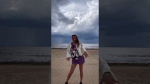 танец на пляже