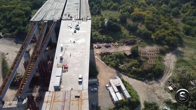На вантовом мосту развернули огромный флаг Украины. Запорожский мост сегодня. Сварка пролетов моста
