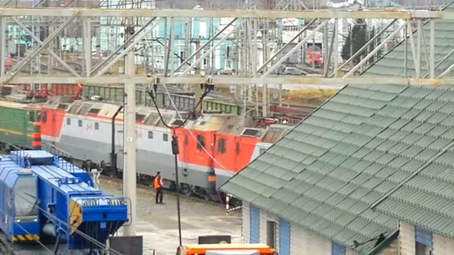 поездав  Новосибирске    и вид    железнодорожный  мост  на станции Инская сортировочная