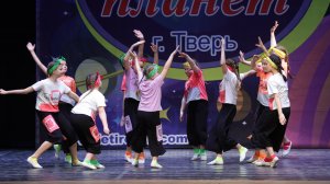 Эстрадный танец "А у нас во дворе"