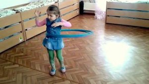 Как научиться крутить обруч в детском саду. Три года - два обруча.