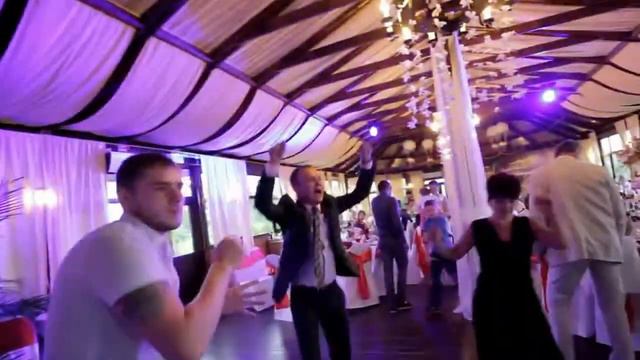 Дуэт вокалистов и саксофонист! смотреть онлайн