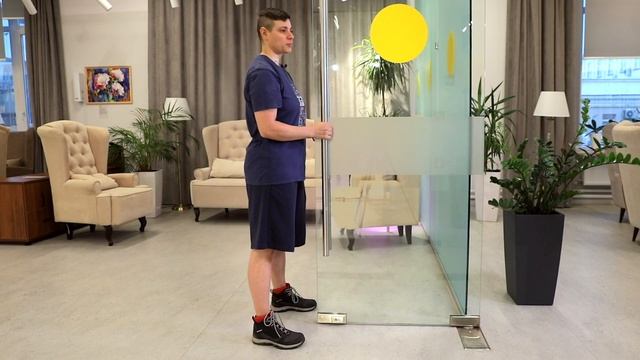 Облегчённая техника выполнения приседаний | Московское долголетие смотреть онлайн