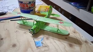 Самолёт По-2 с резиномотором.