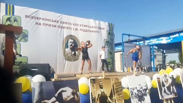 РЕГИСТРАЦИЯ РЕКОРДА ПОДЪЁМ ГИРИ ВЕС КОТОРОЙ РАВЕН ЛИЧНОМУ ВЕСУ АТЛЕТА КАЖДОЙ РУКОЙ #гиря #рекорд смотреть онлайн