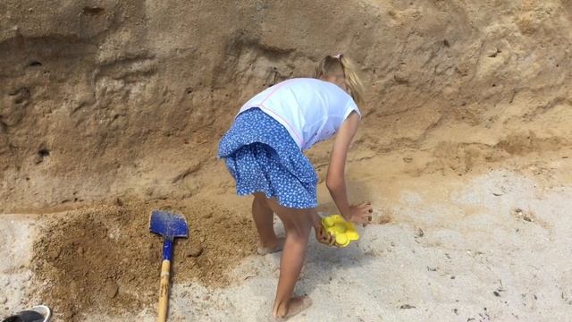 Нашли глину ?Лепим фигурки из глины и обжигаем на костре?Веселые смайлики и кружка смотреть онлайн