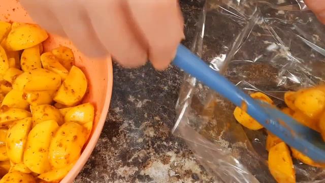 Хрустящая картошка по-деревенски в рукаве, отлично подойдёт в качестве гарнира смотреть онлайн