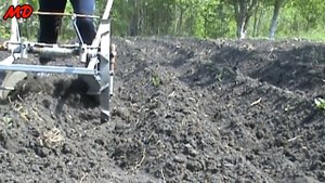 Первое и второе окучивание картофеля ручным самодельным универсальным двухдисковым окучником
