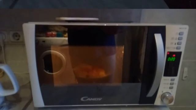 я себе грел бутерброды и омлет в микроволновке и сделал чай смотреть онлайн