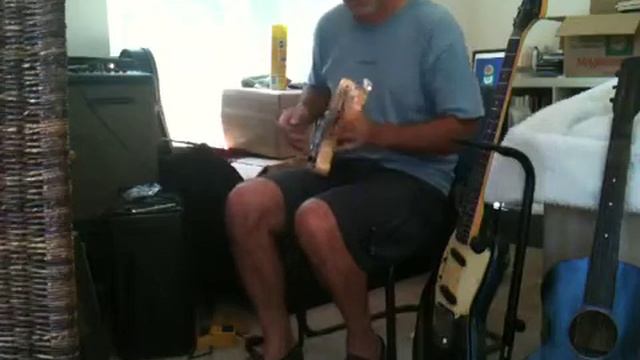 Fender 1969 USA Mustang vs Fender Japan 69 RI Mustang. смотреть онлайн