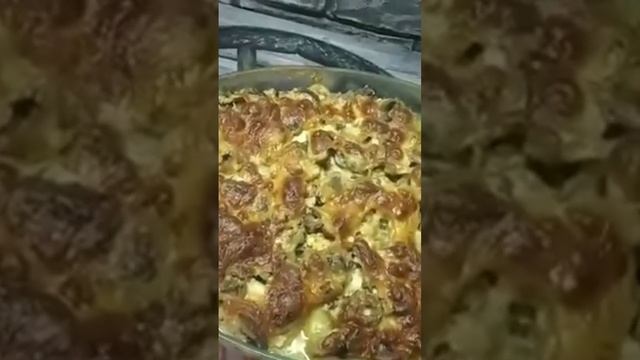 Картофель запечённая с курицей и грибами.