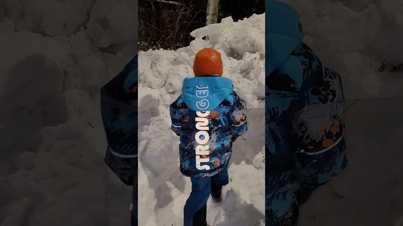 Зимняя детская древняя забава постройка туннеля пещеры штаба домика норки в снегу зимой в Мелеузе