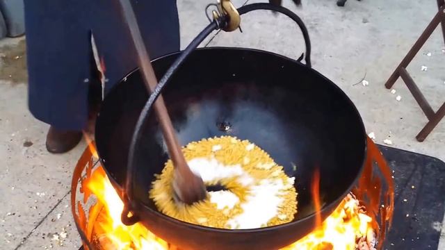 Amish man and wife making kettle cooked popcorn. смотреть онлайн