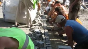 Гранитная колотая брусчатка 100х100х100. Укладка.