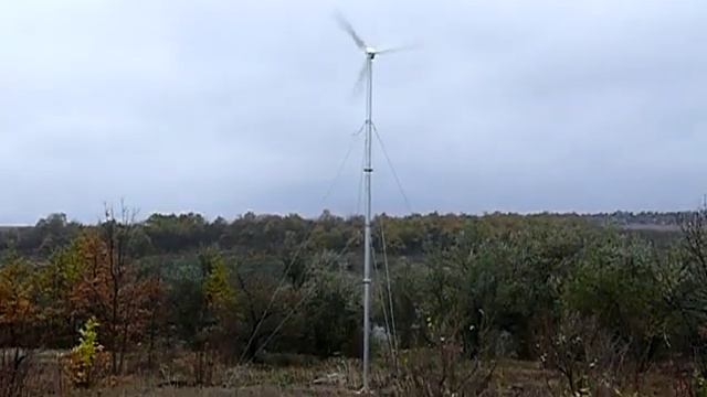 Ветрогенератор 2 кВт, установленный в поле Кировоградской области смотреть онлайн