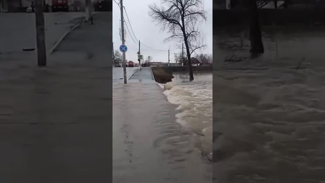 новости россии .видео очевидцев с затопленного города орск оренбург 7 апреля 2024 смотрите сами