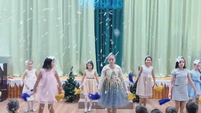 школа 1179 учителя. декорации и костюмы к сказке 12 месяцев. 12 школьных месяцев. 12 школьных месяцев. глашатай 12 месяцев костюм.