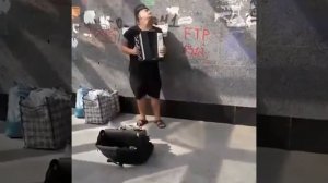 Уличный музыкант мастерски играет на баяне