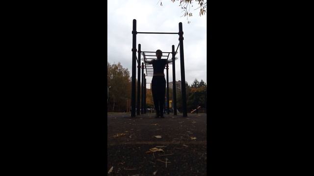 играем с другом в лесенку на турнике смотреть онлайн