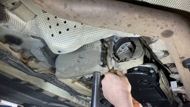 BMW 3er F30 Меняем масло в раздаточной коробке. ATC35L смотреть онлайн