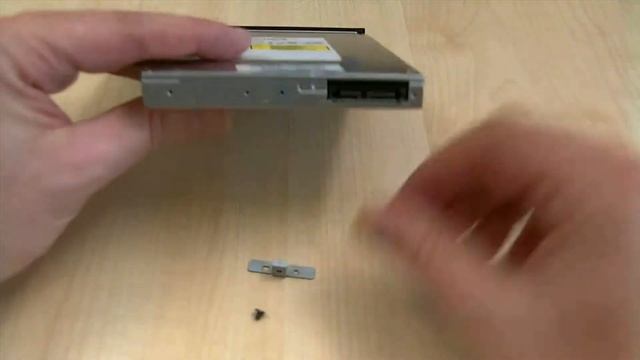 Toshiba L550/L555 Series: Optik Disk Sürücüsünün değiştirilmesi смотреть онлайн