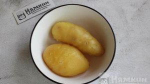 Картофельный салат с копченой семгой, луком и зеленью
