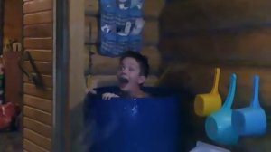 Мальчик купается в леденой воде!!!