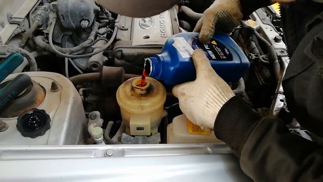 замена жидкости в ГУР Hyundai Accent Акцент ТАГАЗ 01 смотреть онлайн