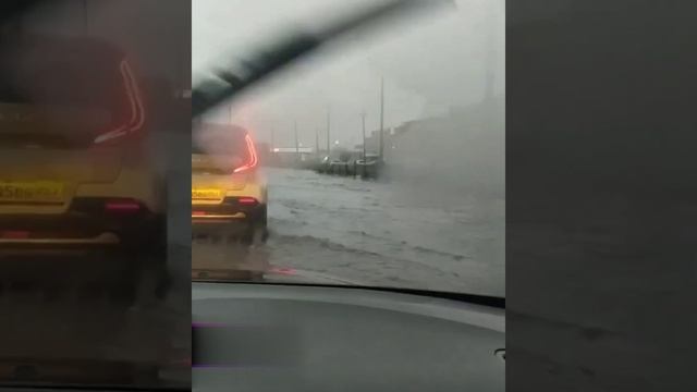 Обильный снегопад привел к коллапсу в Нижнем Новгороде.