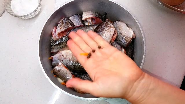 Рецепт карасей в томате. Очень вкусная и нежная тушеная рыбка. Кулинарный канал "НА КУХНЕ У МАМЫ"