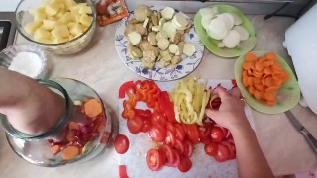 Тушеная курица с овощами в банке, просто и вкусно! смотреть онлайн