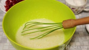 Бисквитный пирог с замороженной малиной