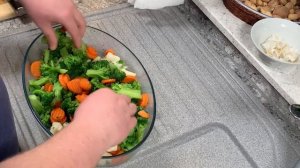 Запеченная куриная грудка с овощами в духовке