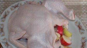 Курица, фаршированная яблоками, в духовке